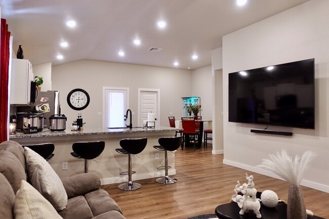 Building Photo - 413 Graze St