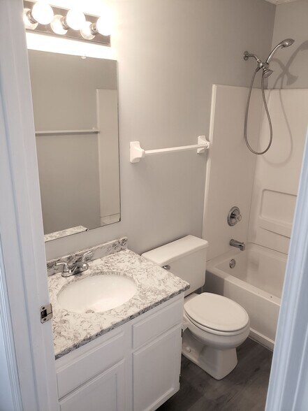24 Common Bath sm - 2193 Jarrow Dr
