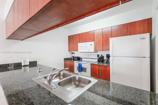 Building Photo - 1200 Brickell Bay Dr