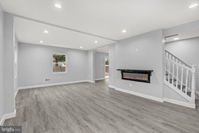 Building Photo - 34 Hinsdale Ln