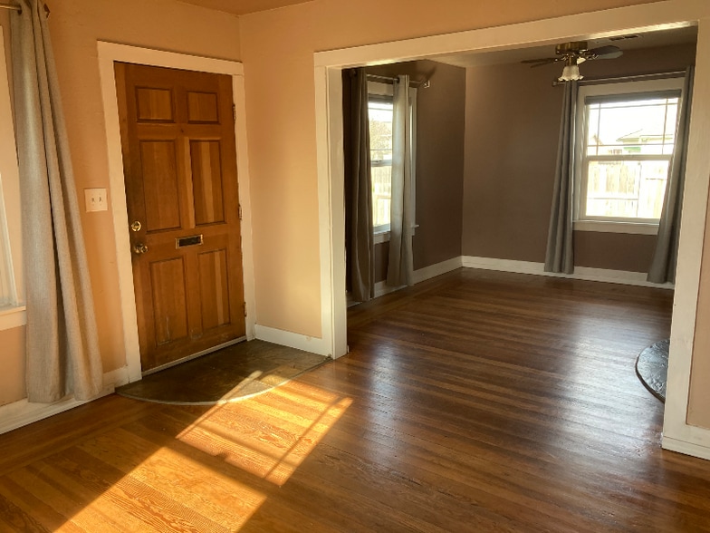 Building Photo - 1835 Albee St