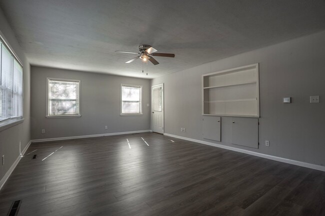 Building Photo - Charming 4 bedroom, 2 bathroom home located in Fayetteville, AR - 6 Month Lease