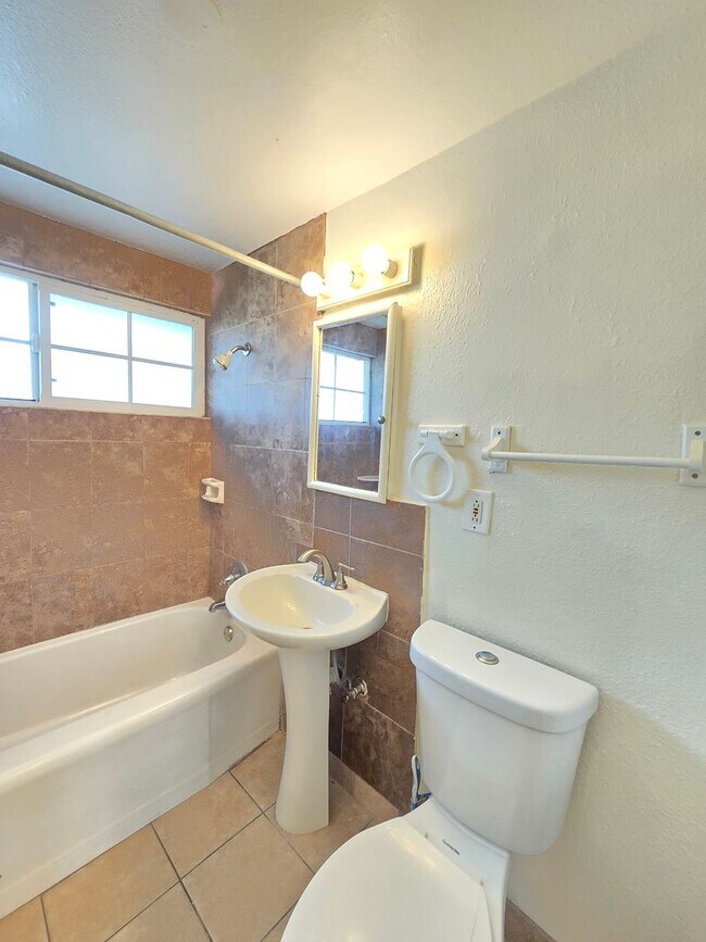 Building Photo - 2010 W Lumber St