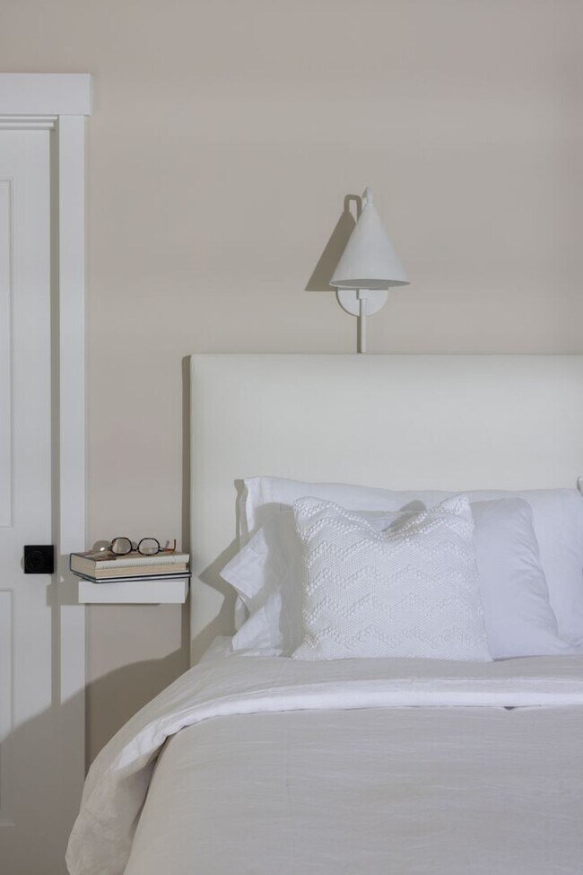 Building Photo - Coastal Elegance in the Heart of Belvedere
