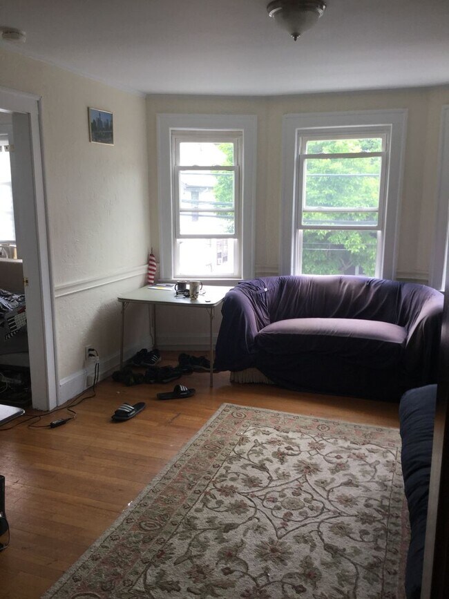 Building Photo - No Brokers Fee, Pets-Friendly , Parking Included, Porch, Laundry on a Site