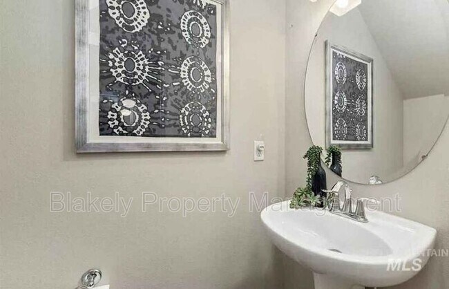 Building Photo - 4366 N Five Mile Rd