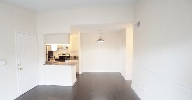 Building Photo - Beautiful 1/1 Wood Floor Condo With a Beau...