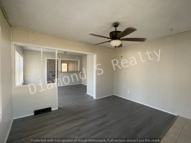 Building Photo - Spacious 2 Bedroom Home - Fenced Yard!