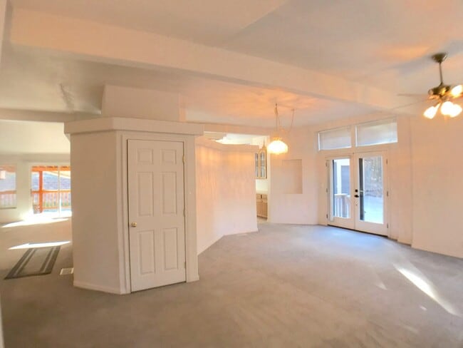Building Photo - Jemez Mountains 3 bedroom with an open layout and large living areas and kitchen.