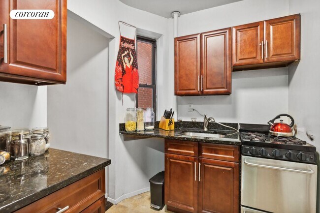 Building Photo - 403 E 77th St