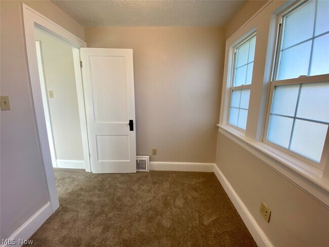 Building Photo - 623 Doris Ave