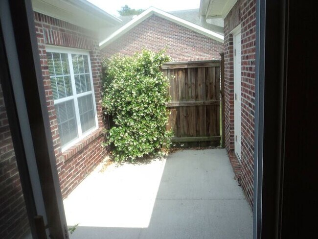 Building Photo - Independence South one level brick patio h...
