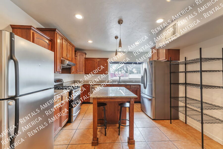 Building Photo - 2250 E La Mirada St