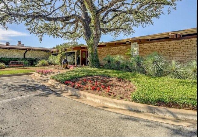 Building Photo - 9411 Cedar Crest Dr