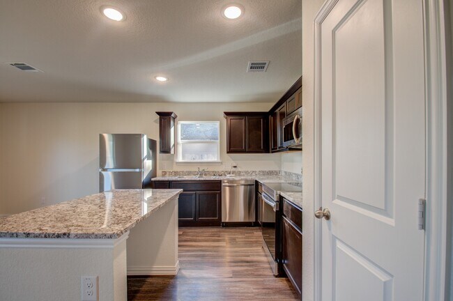 Building Photo - 6202 N Wayside Dr