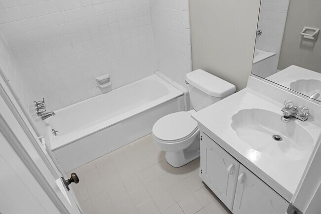 Building Photo - Spacious, Newly Renovated Villa Overlookin...