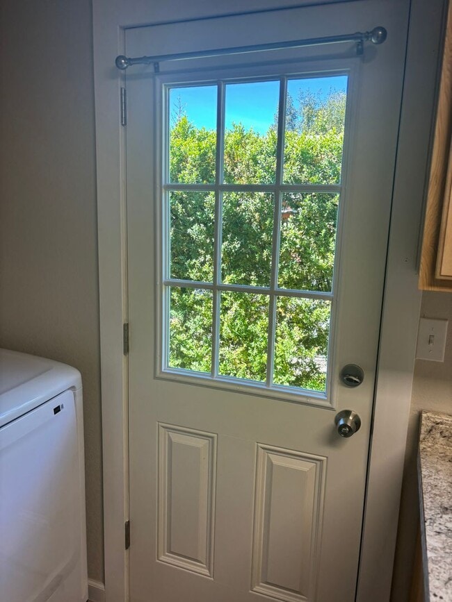 Building Photo - Cute 2 bedroom west Roseburg duplex with carport