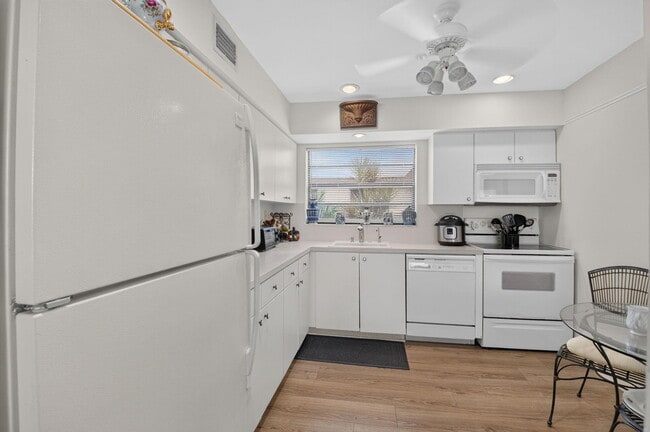 Building Photo - 133 Capri B