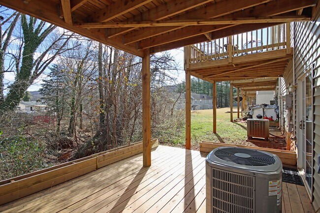 Building Photo - Pet-Friendly End-Unit Ridgecrest Townhome
