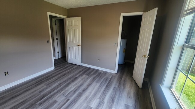 Building Photo - 610 N Greenwood Ext
