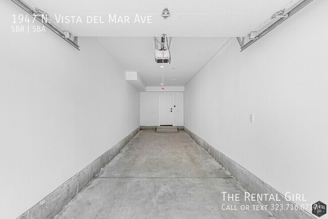 Building Photo - Hot-to-Go 5BR Townhome in Hollywood Dell w...