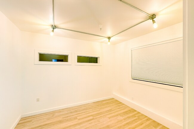 Building Photo - 592 Silva Ave