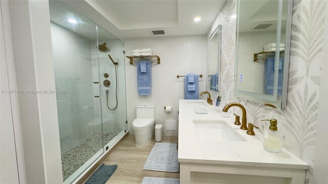 Building Photo - 5161 Collins Ave