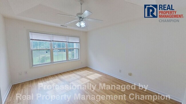 Building Photo - Spacious 3 BD/3 BA Home with Open Floorpla...