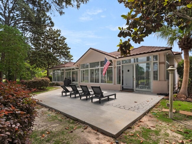 Building Photo - Stunning Furnished 3-Bedroom Golf Course H...