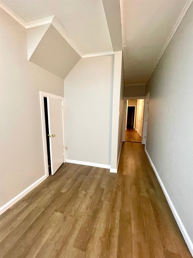 Building Photo - 162 Nelson Ave