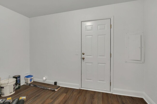 Building Photo - Incredible Fully-Updated 3 Bedroom Home wi...