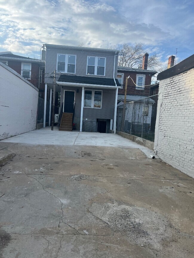 Building Photo - 812 W Roosevelt Blvd