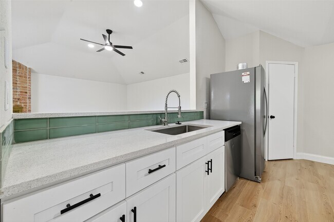 Building Photo - 5530 Oak Falls Dr