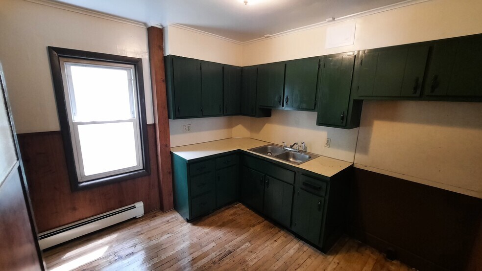 Kit - 414 Lower Main St