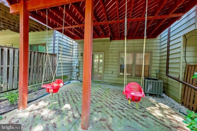 Building Photo - 215 Lynn Manor Dr