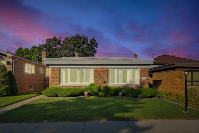Building Photo - 9020 S Constance Ave