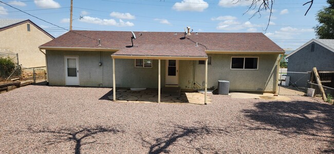 Building Photo - ALL PROSPECTIVE TENANTS MUST SUBMIT A ON L...