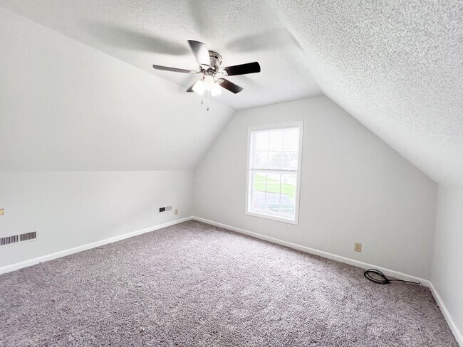 Building Photo - 3 Bedroom 2 Bathroom Home located on a cor...