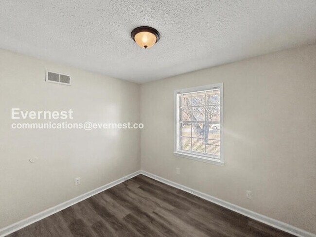 Building Photo - 3 Bed/2 Bath Home with Carport / Pet-Friendly / Available Now!