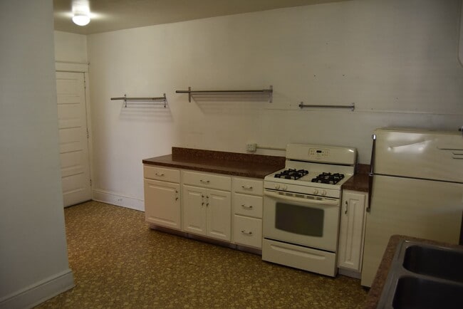 Building Photo - 1st Floor Apartment