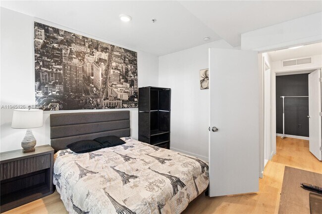 Building Photo - 810 7th St