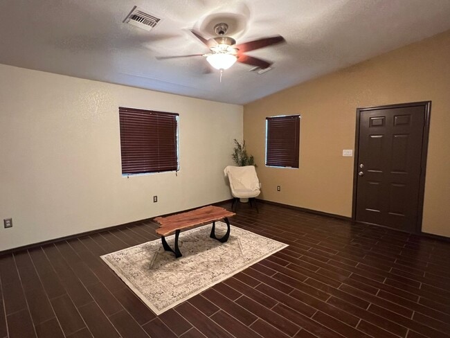 Building Photo - 3 BEDROOM HOME NEAR THE FOOTHILLS!