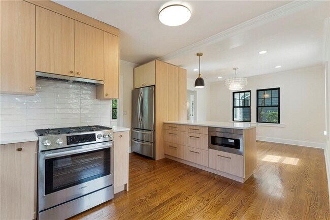 Building Photo - 727 Pelhamdale Ave