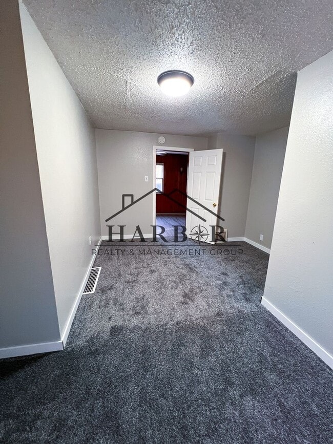 Building Photo - Recently Renovated 2 Bedroom Home!!