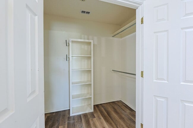 Building Photo - Don't miss this 2 Bedroom Duplex