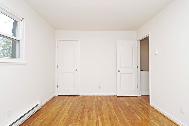 Building Photo - Student & Pet-Friendly Fry's Spring Duplex Near UVA