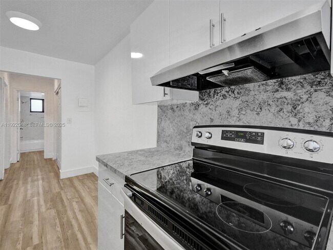 Building Photo - 114 SE 8th St