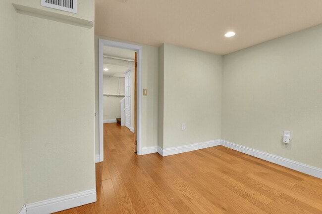 Building Photo - 3 Bedroom 2 Bathroom Home Available August 7th!