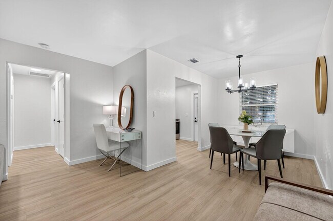 Building Photo - 800 Tropic Isle Dr