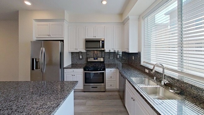 Building Photo - Beautiful Tri-Level 3Bd 2.5Ba Townhome in ...